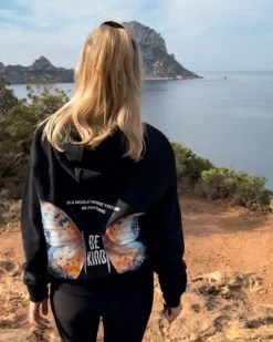 Schwarzer Hoodie Pullover Be Kind | Butterfly