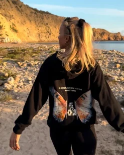 Schwarzer Hoodie Pullover Be Kind | Butterfly